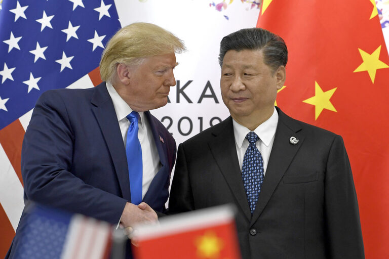 découvrez les enjeux et les implications de l'accord commercial entre trump et la chine, qui a redéfini les relations économiques et commerciales entre les deux puissances. analyse des conséquences sur le marché mondial et les industries clés.