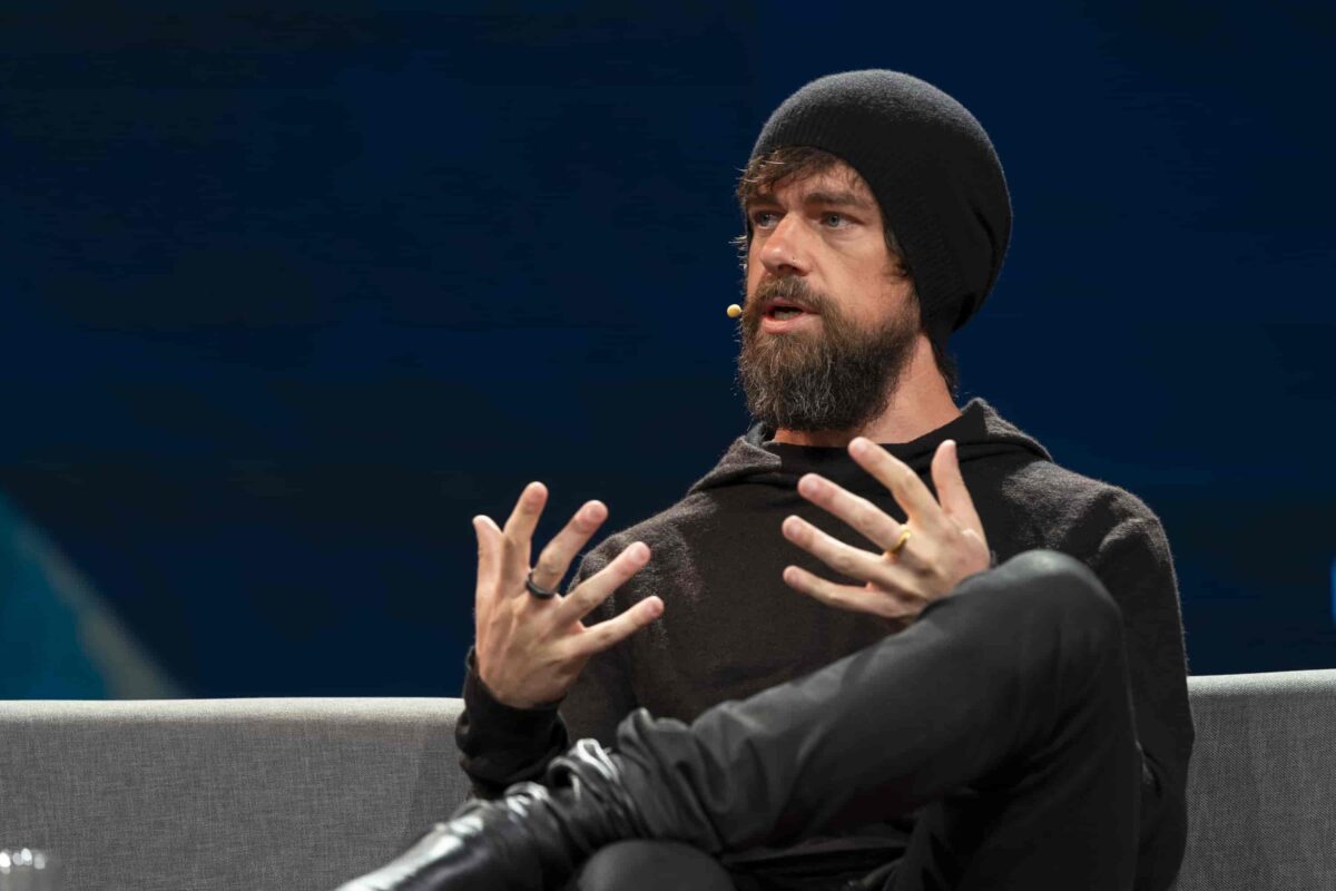 découvrez les connexions intrigantes entre jack dorsey, co-fondateur de twitter et fervent défenseur de la cryptomonnaie, et satoshi nakamoto, le mystérieux créateur de bitcoin. plongez dans l'univers fascinant des personnalités influentes de la blockchain et leurs visions pour l'avenir de la finance.