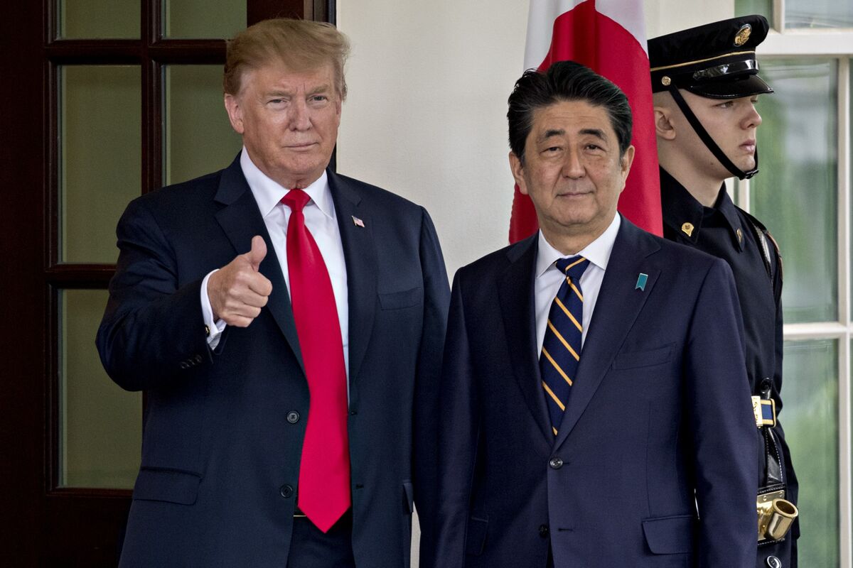 le japon sollicite une exemption douanière auprès de trump pour faciliter les échanges commerciaux et renforcer les liens économiques. découvrez les enjeux et implications de cette demande diplomatique.