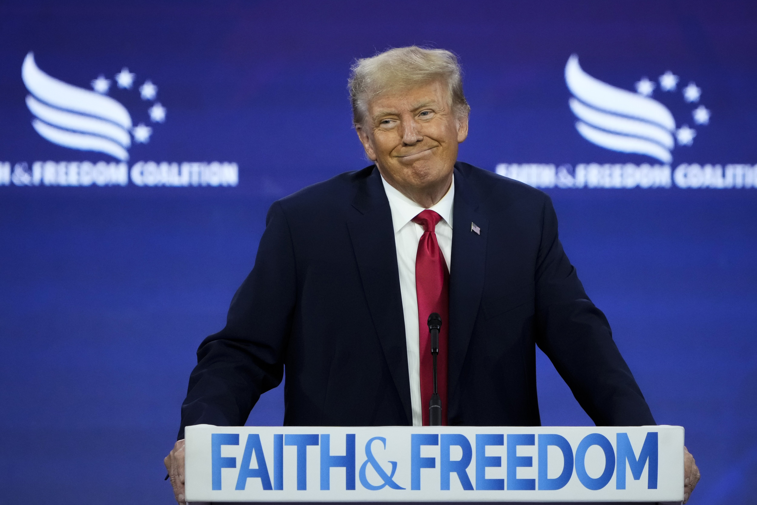 explorez la confrontation entre donald trump et les préjugés antichrétiens dans un débat passionné sur la liberté religieuse, la politique et les valeurs morales. analysez l'impact de ses politiques sur la communauté chrétienne et le discours public.