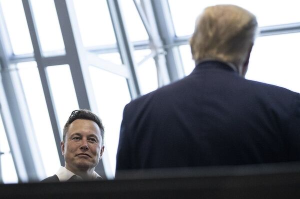 découvrez les enjeux du conflit entre donald trump et elon musk dans le domaine de la défense. analyse des implications politiques et technologiques de cette alliance controversée et comment elle pourrait influencer l'avenir de l'industrie militaire.