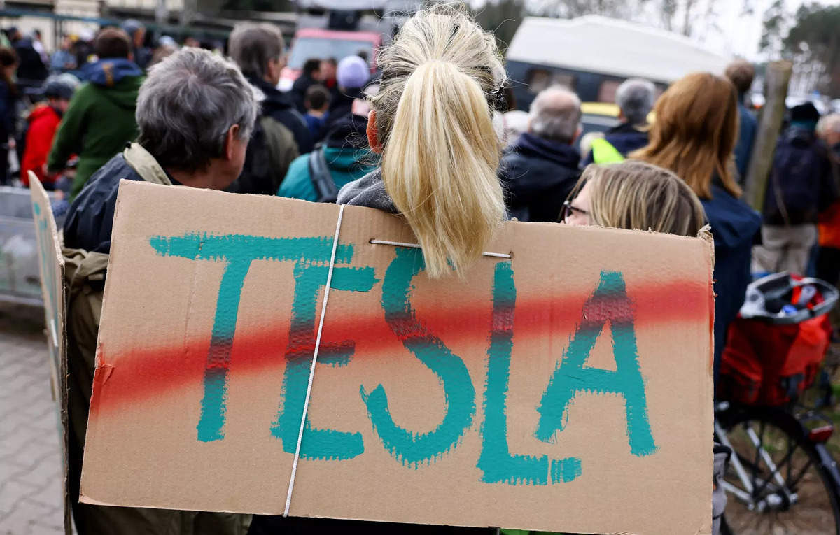 découvrez les raisons derrière le mouvement de boycott de tesla, une analyse des préoccupations des consommateurs et des impacts sur l'image de la marque. rejoignez le débat sur l'avenir de la mobilité électrique.