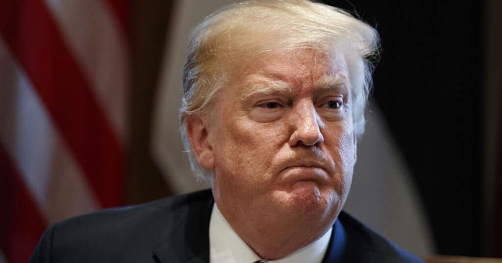 découvrez comment donald trump, en 2025, semble sous-estimer la puissance montante de la chine sur la scène mondiale. analyse des implications économiques et géopolitiques de cette perception et des défis à venir dans les relations internationales.