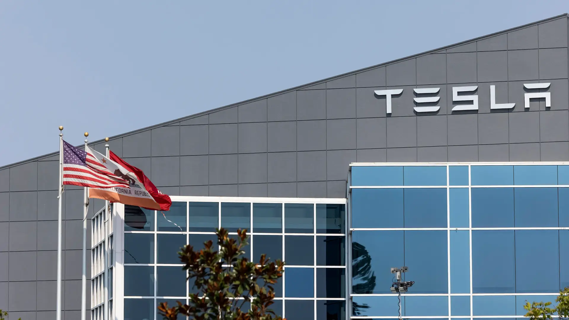découvrez les détails de l'incendie d'une tesla et l'ouverture d'une enquête criminelle. plongée au cœur des investigations et des circonstances mystérieuses entourant cet incident. restez informé sur les dernières actualités concernant la sécurité automobile et les implications de cet événement.