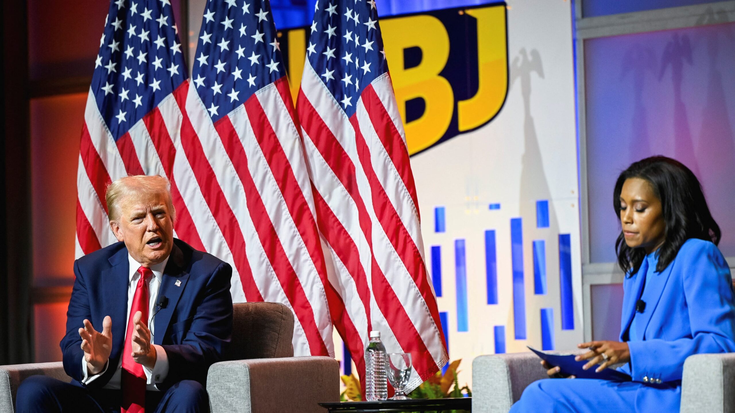 découvrez l'interview fascinante où trump partage ses pensées sur l'angoisse actuelle en politique, en conversation avec harris. plongez dans une analyse profonde des enjeux réels et des émotions à l'œuvre dans le paysage politique contemporain.