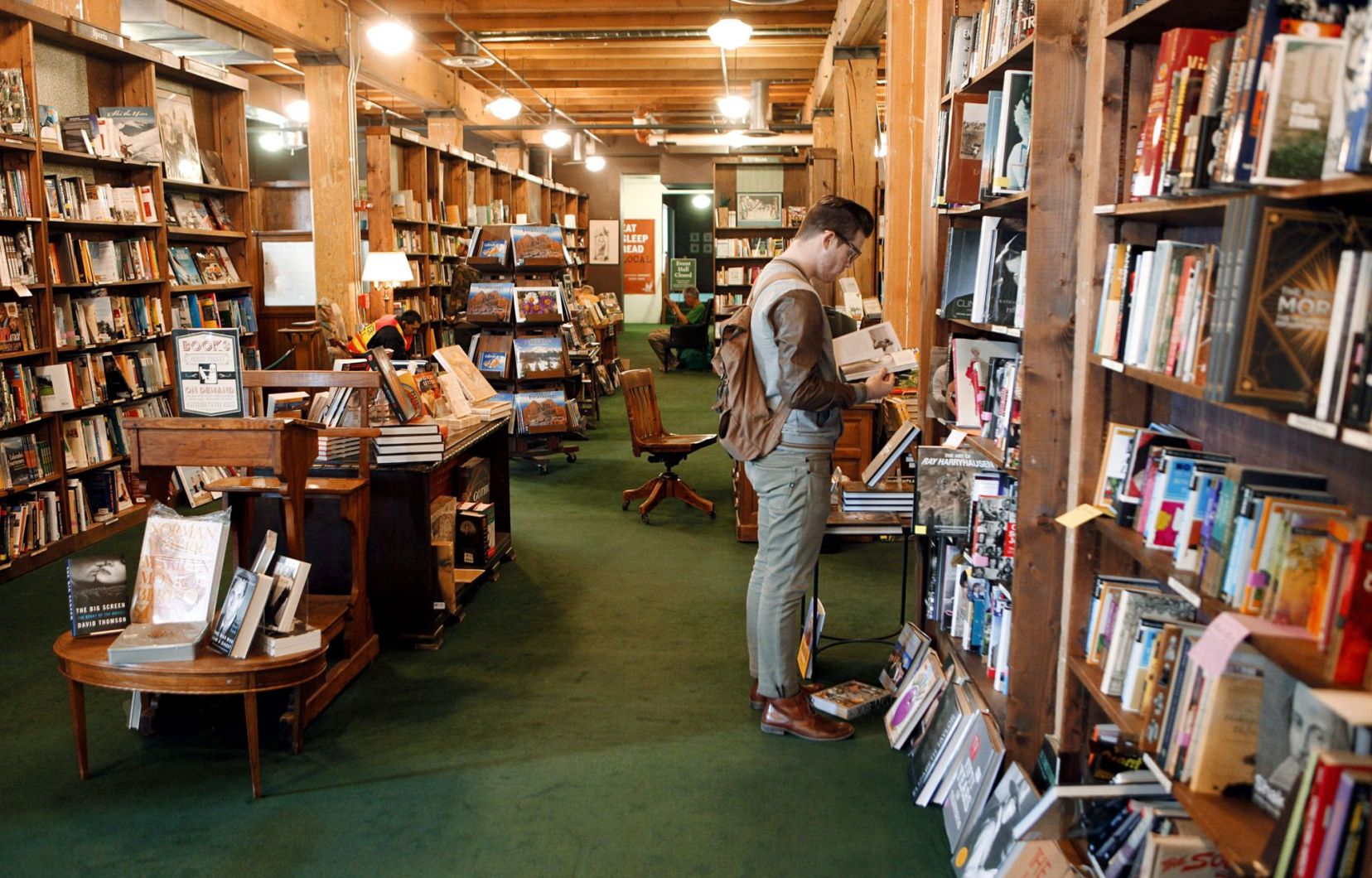 découvrez comment les bibliothèques américaines font face à des défis croissants, entre pressions budgétaires et attentes changeantes des utilisateurs. une exploration des enjeux qui redéfinissent le rôle de ces institutions essentielles dans la société moderne.