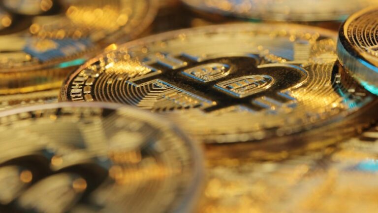 découvrez l'incroyable ascension du bitcoin, qui atteint des sommets historiques. analysez les facteurs qui influencent son prix et les implications de ce record pour le marché des cryptomonnaies.