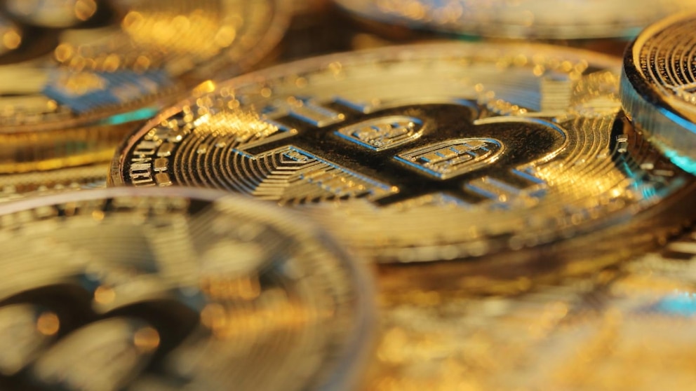 découvrez l'incroyable ascension du bitcoin, qui atteint des sommets historiques. analysez les facteurs qui influencent son prix et les implications de ce record pour le marché des cryptomonnaies.