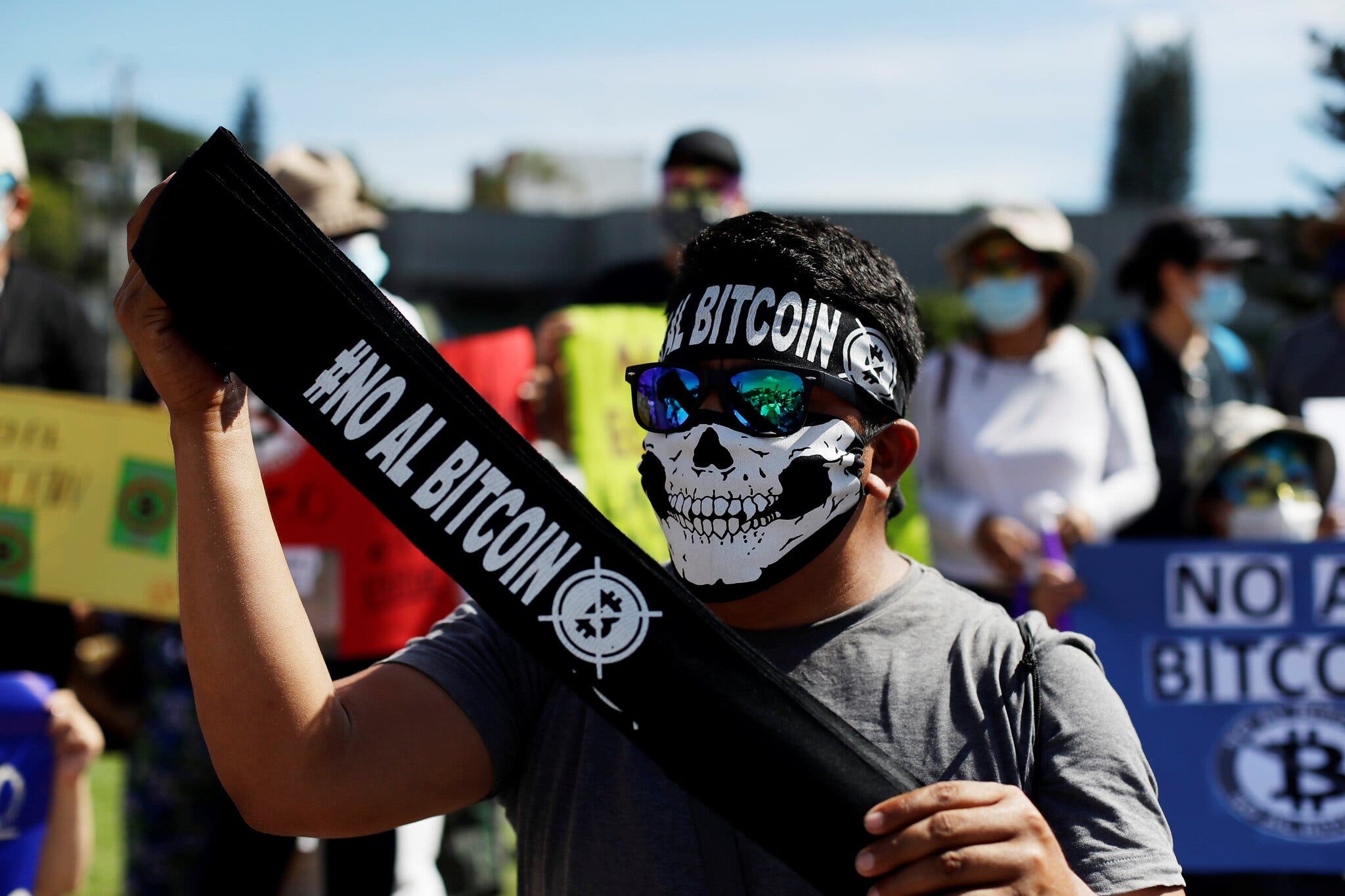 découvrez comment le salvador est devenu le premier pays à adopter le bitcoin comme monnaie légale, ses implications économiques, et l'impact sur la population locale. explorez l'histoire révolutionnaire de cette crypto-monnaie dans un contexte national.