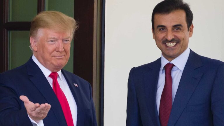 découvrez le boeing 747 de trump, un symbole de luxe et de puissance, qui a fait escale au qatar. plongez dans l'univers fascinant de l'aviation et explorez les caractéristiques uniques de cet aéronef emblématique.