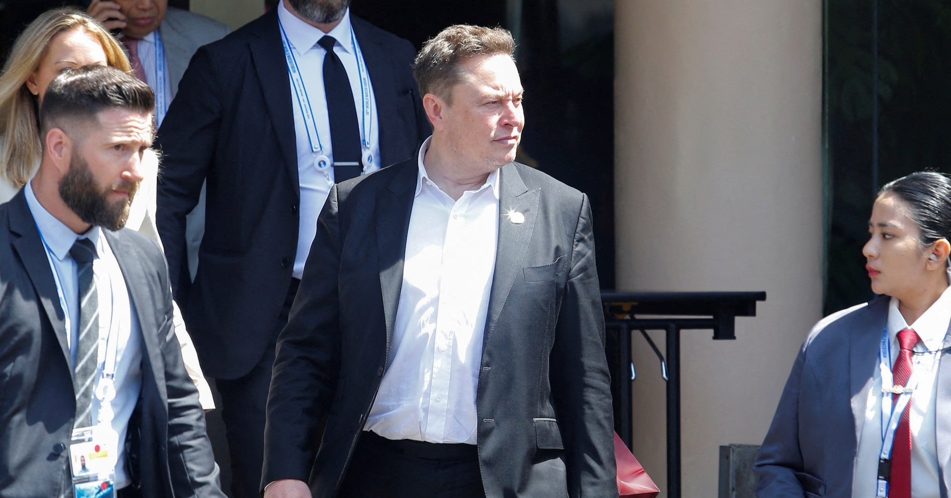 découvrez les détails autour de la destitution de musk en tant que pdg de tesla, une décision qui pourrait bouleverser l'avenir de l'entreprise et du secteur automobile. analyse des impacts sur le marché, les actions de tesla et la réaction des investisseurs.