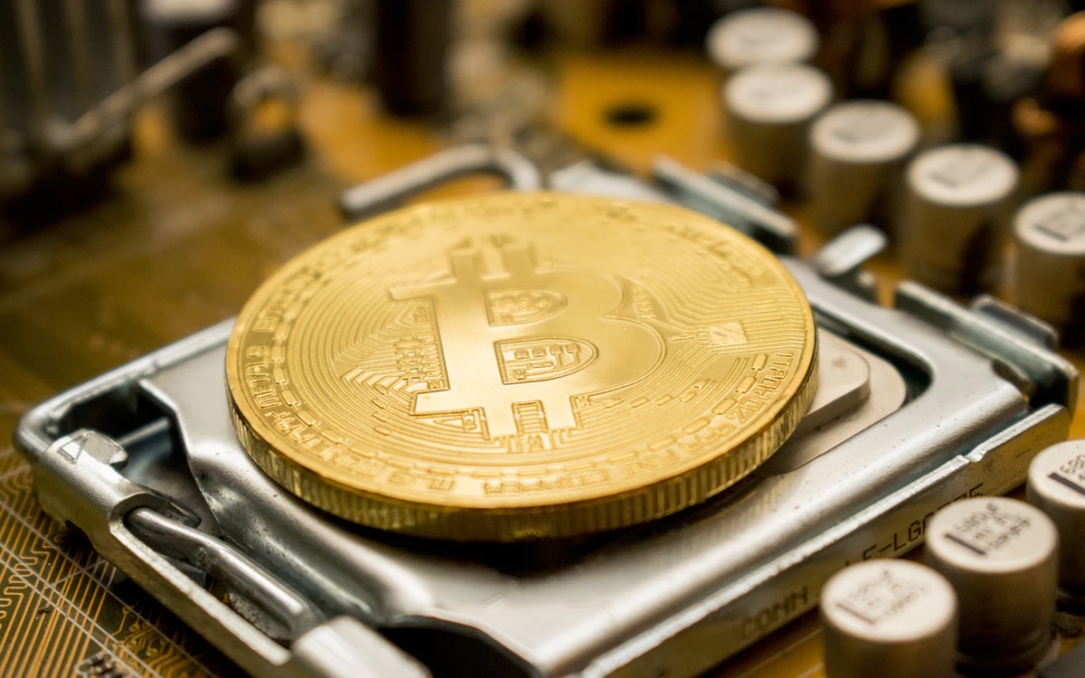 découvrez comment les etf bitcoin absorbent six fois plus de btc que les mineurs, révélant les dynamiques du marché et l'impact croissant des investissements institutionnels sur la cryptomonnaie. plongez dans l'analyse des tendances actuelles et leur influence sur l'écosystème bitcoin.