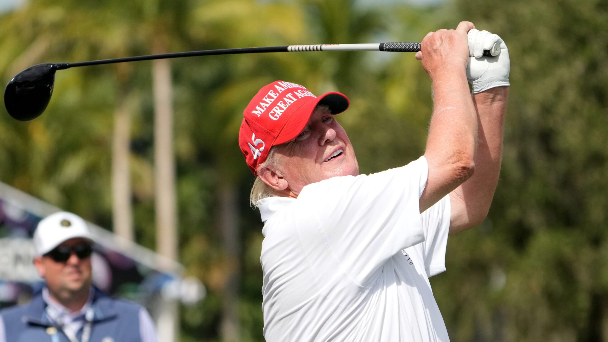 découvrez les dessous du flirt improbable entre donald trump et le golf. analyse des liens entre le président américain et son amour pour ce sport, ainsi que les enjeux politiques et sociaux qui en découlent.
