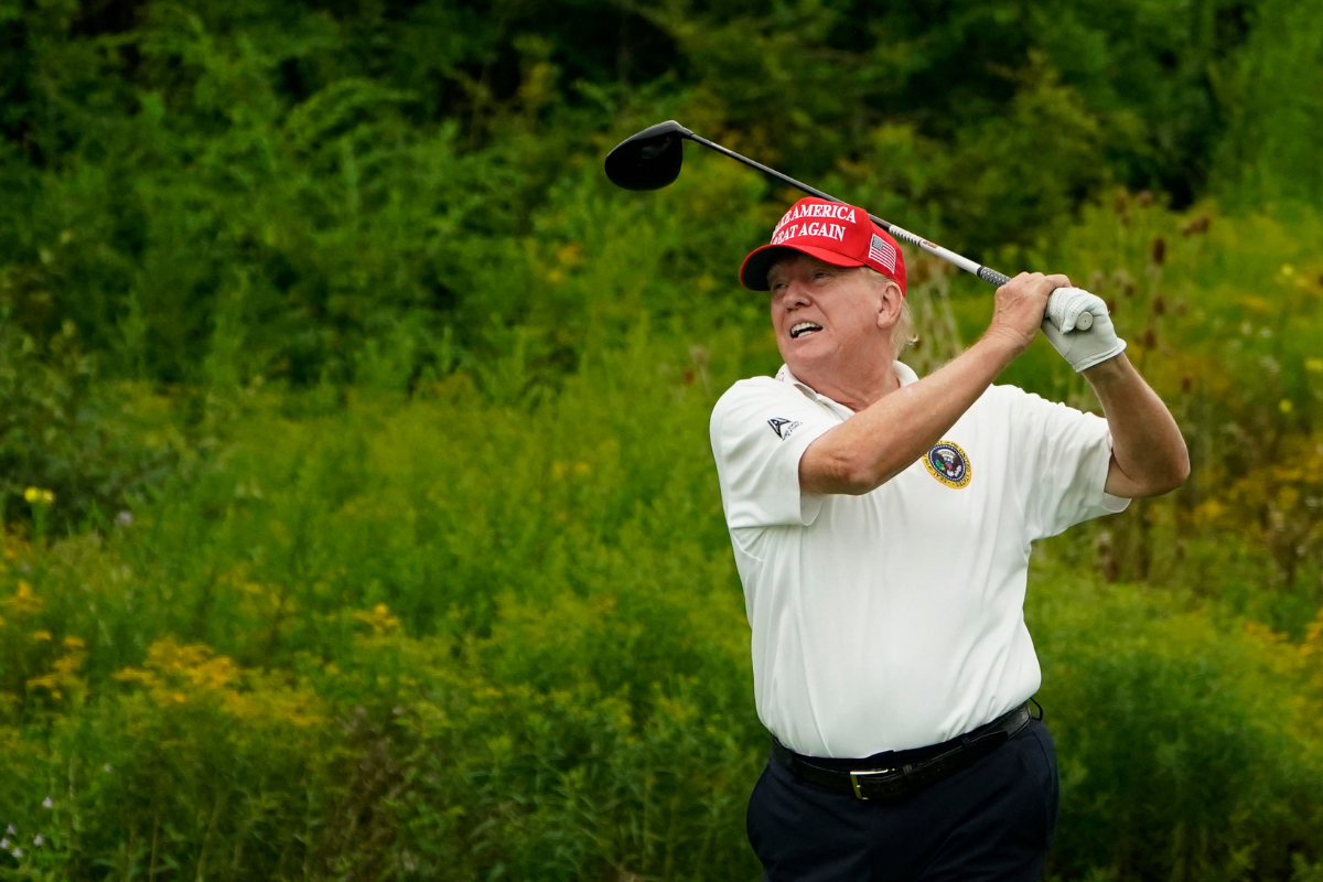 découvrez l'univers intrigant du flirt entre donald trump et le golf, où politique et passion sportive se rencontrent. plongez dans les anecdotes, les parcours de golf emblématiques et les manigances qui font le sel de cette relation singulière.