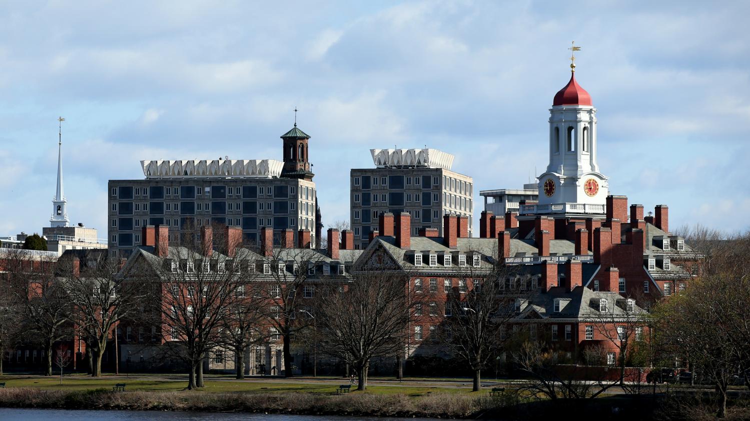 découvrez comment harvard se mobilise pour protéger ses étudiants étrangers face aux politiques de l'administration trump. un engagement fort pour la diversité et l'inclusion sur le campus.