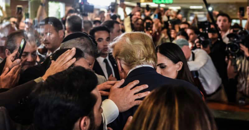découvrez comment l'influence divine a façonné le parcours de donald trump, de ses débuts dans les affaires à sa présidence. explorez les croyances et les événements marquants qui ont pu affecter ses décisions et son leadership.