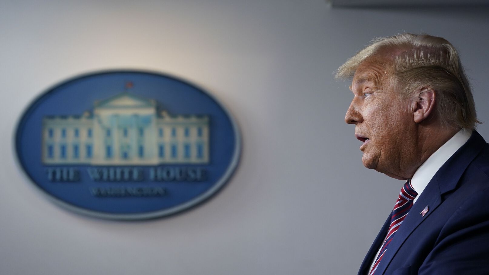 découvrez les raisons qui ont poussé elon musk à quitter la maison blanche, exprimant sa déception face à la présidence de donald trump. plongée dans les tensions politiques et les attentes déçues d'un entrepreneur visionnaire.