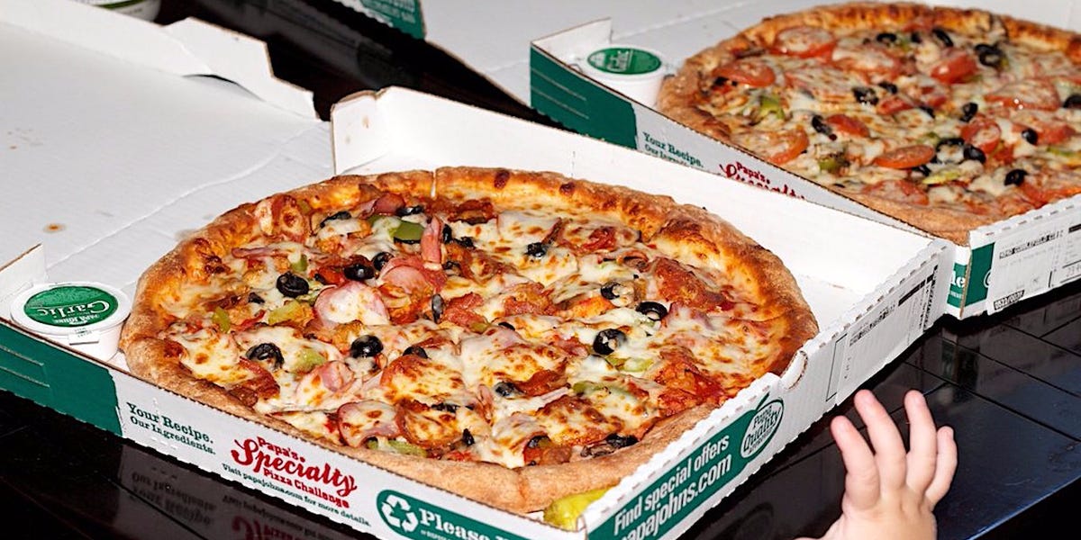 découvrez l'histoire fascinante de la première pizza achetée avec des bitcoins en 2010, un événement marquant qui a marqué le début de l'utilisation des cryptomonnaies dans le monde du commerce. plongez dans cette anecdote culinaire et économique qui témoigne de l'évolution de la technologie blockchain.