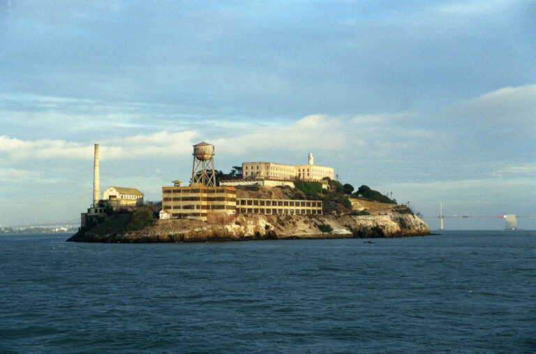 découvrez le projet controversé 'trump alcatraz', une initiative audacieuse alliant enjeux politiques et réinvention d'un lieu emblématique. plongez dans les détails de cette vision unique qui suscite curiosité et débats.