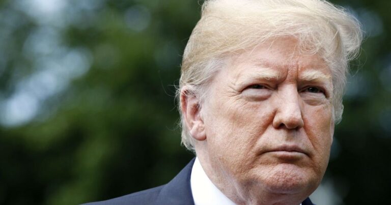 découvrez comment donald trump a forgé ses stratégies commerciales audacieuses qui ont marqué l'économie mondiale. analysez ses approches controversées et leur impact sur les marchés et les relations internationales.
