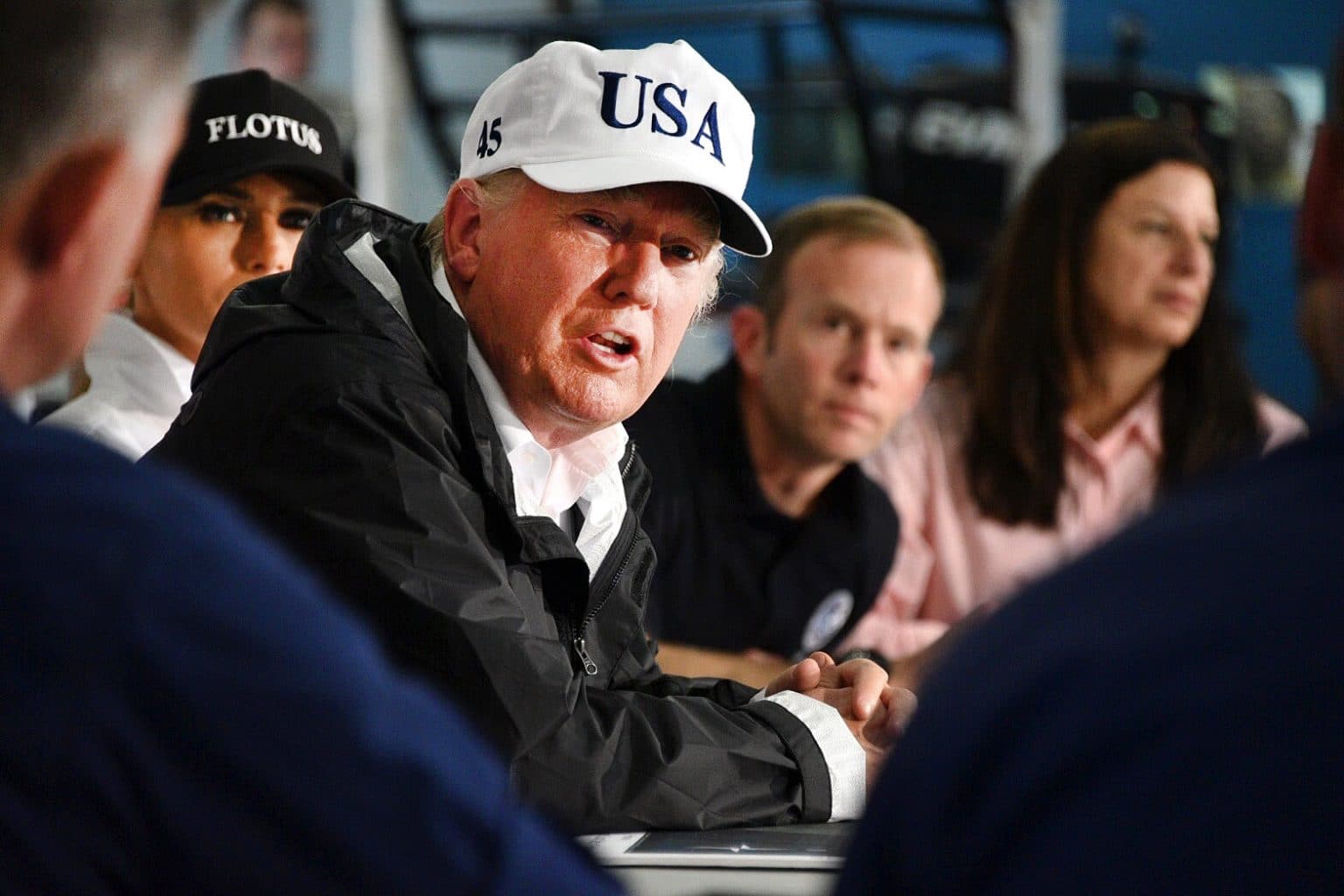 découvrez comment donald trump s'en prend aux géants du smartphone, dont apple, en utilisant des menaces stratégiques qui pourraient redéfinir le paysage technologique. analyse des implications économiques et politiques de cette confrontation.