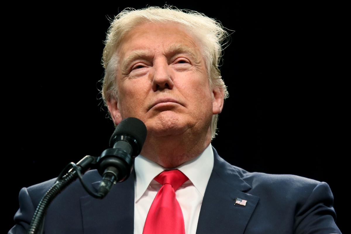 découvrez comment donald trump menace apple et les géants du smartphone avec des déclarations percutantes. plongez dans les enjeux politiques et économiques qui pourraient redéfinir l'industrie du mobile.