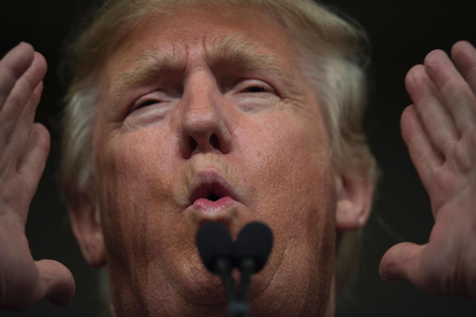 dans un climat de tensions croissantes entre la politique et l'industrie technologique, donald trump exprime des menaces à l'encontre d'apple et d'autres géants du smartphone. découvrez les implications de ses déclarations sur le marché et l'avenir des relations entre le gouvernement et les entreprises tech.