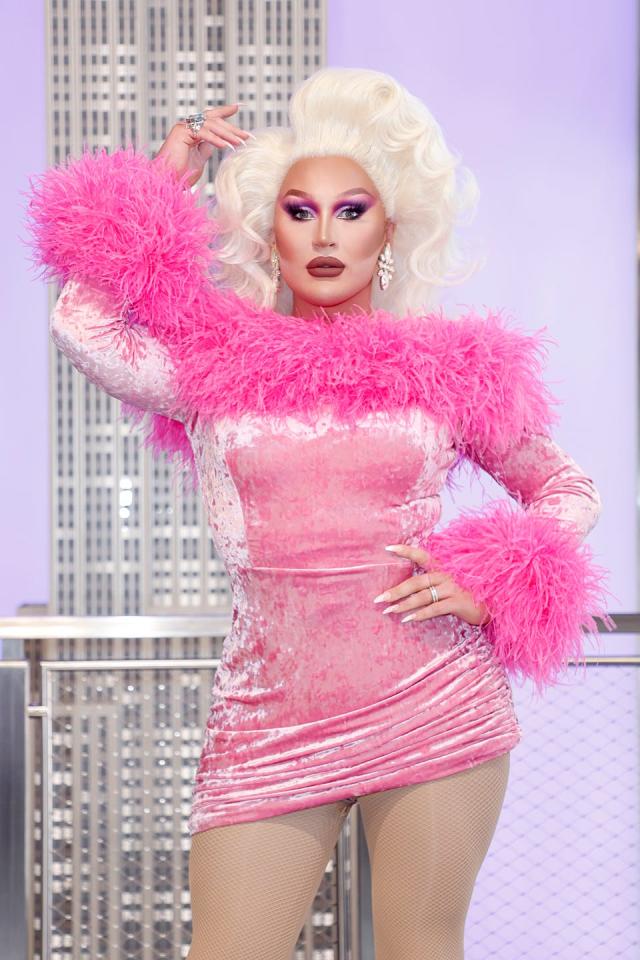 découvrez l'univers fascinant de vivian drag race, une compétition flamboyante où le talent, la créativité et le spectacle sont à l'honneur. plongez dans des performances époustouflantes, des costumes audacieux et des personnalités captivantes, alors que les drag queens s'affrontent pour le titre ultime. ne manquez pas la magie et le glamour de cette aventure unique qui célèbre la diversité et l'expression de soi.