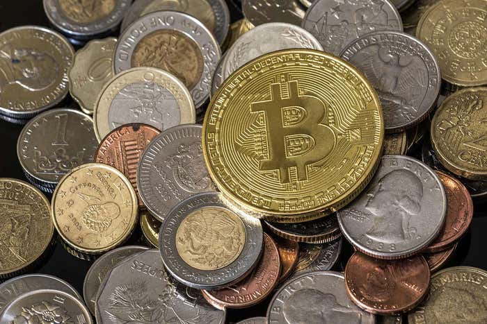 découvrez les différences entre le bitcoin et l'or : deux valeurs refuges très prisées, mais aux caractéristiques et aux avantages distincts. explorez le potentiel d'investissement de chaque actif, leur volatilité et leur rôle dans la diversification de votre portefeuille.
