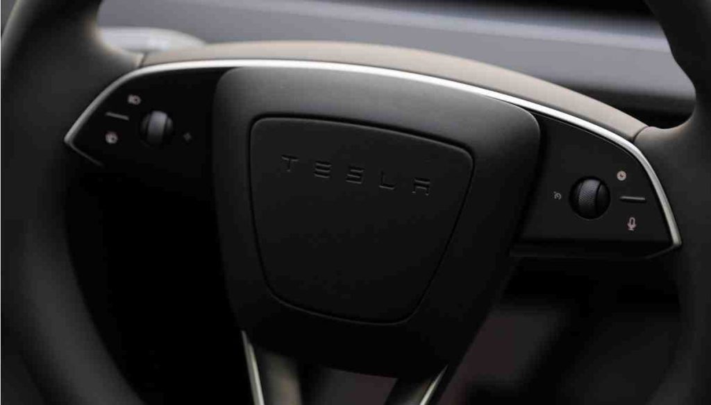 découvrez le robotaxi tesla, le futur de la mobilité autonome. alliant technologie de pointe et sécurité, ce service de transport révolutionne vos trajets en ville avec confort et efficacité. embarquez à bord d'une expérience unique et innovante.