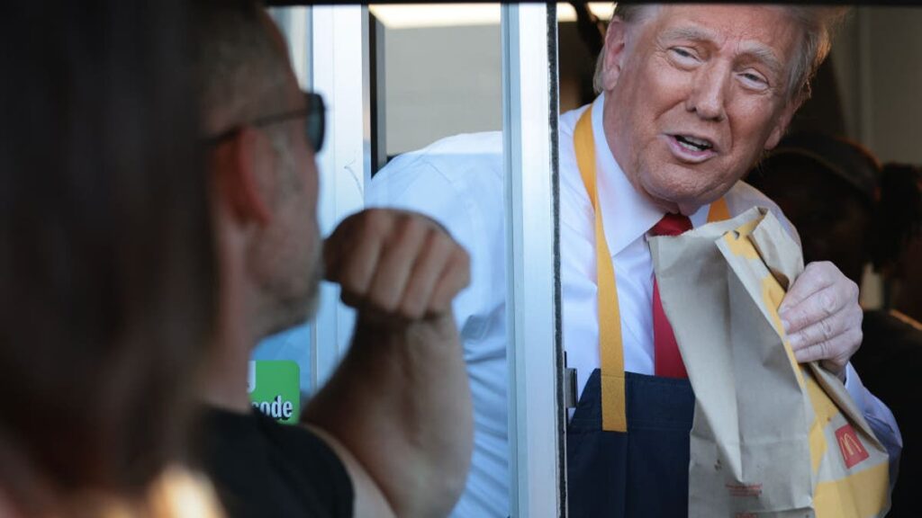plongez dans les coulisses insolites de la romance entre donald trump et jeff bezos, deux titans du monde des affaires. découvrez comment leurs ambitions et personnalités flamboyantes se croisent dans un récit captivant mêlant pouvoir, rivalité et surprises inattendues.
