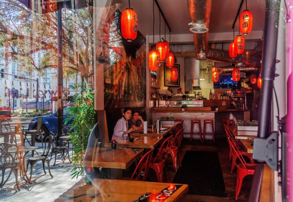 découvrez notre restaurant innovant à hollywood, où la gastronomie rencontre la créativité. savourez des plats audacieux préparés par des chefs talentueux dans un cadre enchanteur. vivez une expérience culinaire unique qui éveillera vos sens et fera de chaque repas un moment inoubliable.