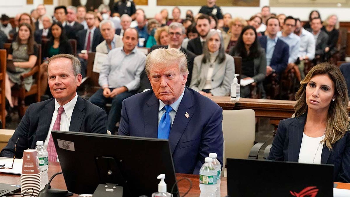 découvrez comment donald trump a transformé les médias télévisés, son influence sur le paysage médiatique et les stratégies marketing qu'il a employées pour captiver l'audience. une analyse des relations entre trump et la télévision qui révèle les enjeux politiques et culturels.