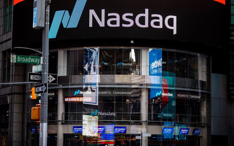 découvrez les dernières tendances du marché avec wall street en hausse et le nasdaq atteignant des sommets historiques. restez informé des facteurs qui stimulent cette croissance et des implications pour les investisseurs.