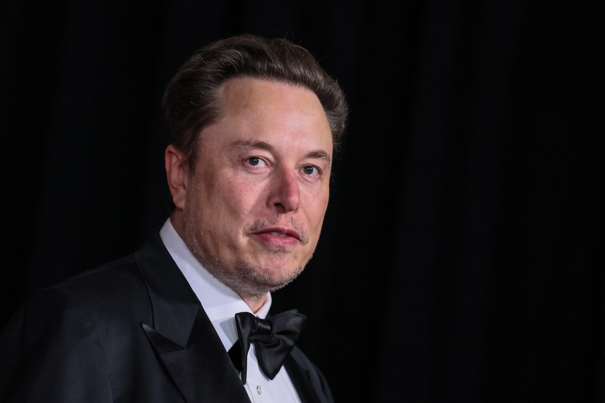 découvrez pourquoi elon musk critique ouvertement mercedes, en analysant ses propos récents sur la technologie et l'innovation automobile. une perspective unique sur la concurrence entre tesla et le constructeur allemand.