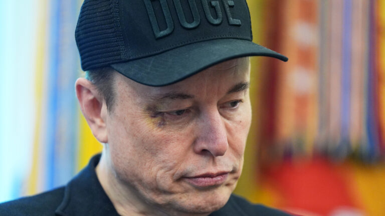 découvrez si elon musk est réellement l'homme le plus riche du monde, son parcours remarquable, et l'évolution de sa fortune en 2024.