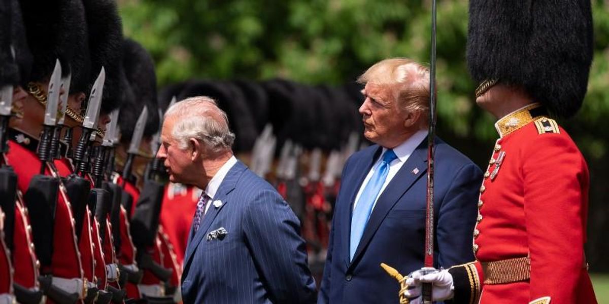 découvrez les échanges entre charles iii et donald trump, analysant leur rencontre et les implications diplomatiques, politiques et médiatiques de leur dialogue inédit.