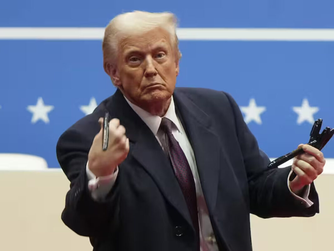 découvrez les enjeux et conséquences de la guerre commerciale lancée par donald trump : politiques tarifaires, tensions économiques et impact sur le commerce mondial.