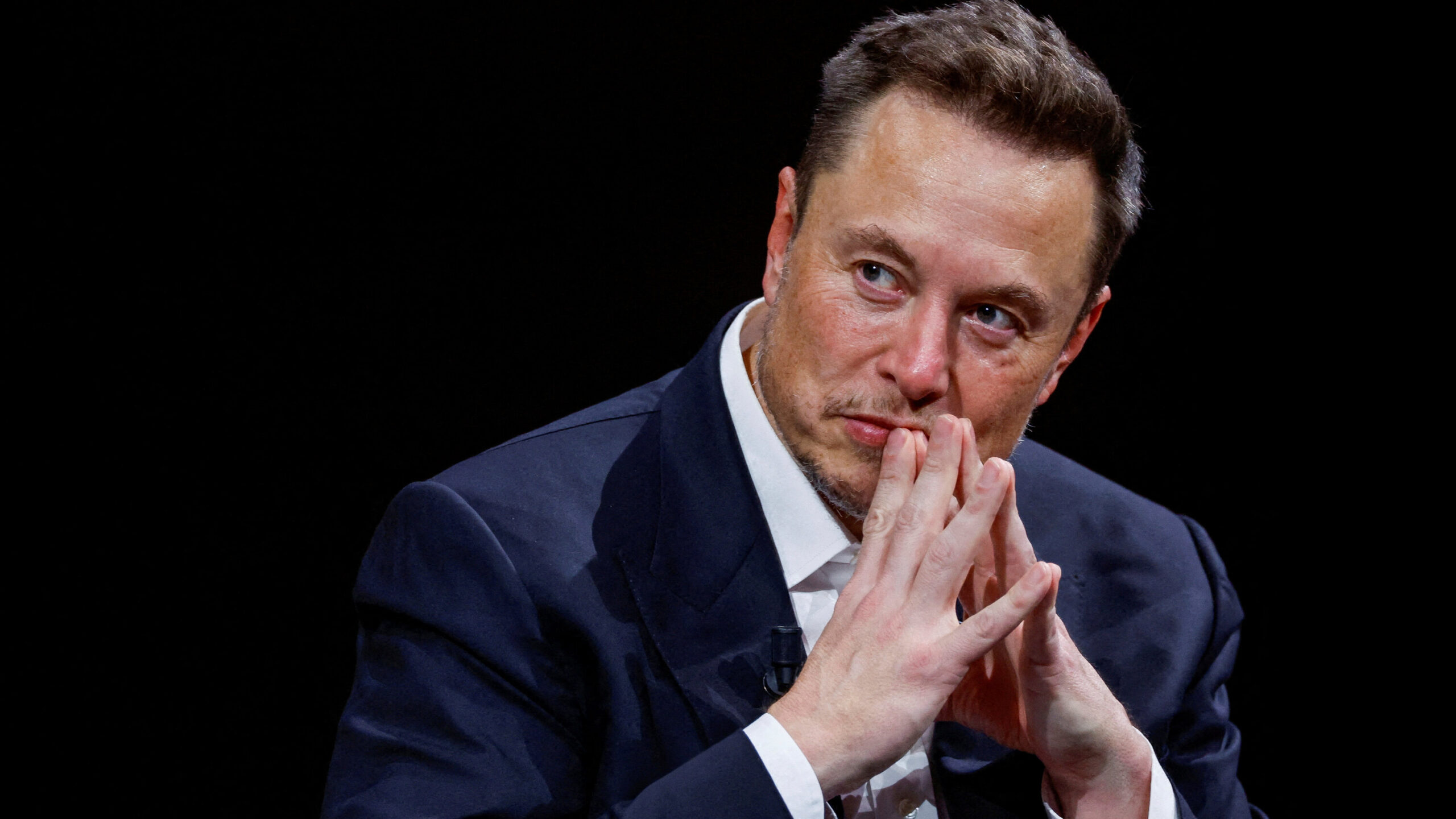 découvrez comment elon musk critique vivement apple et openai, remettant en question leur collaboration et soulevant des inquiétudes sur la sécurité et la confidentialité des données.