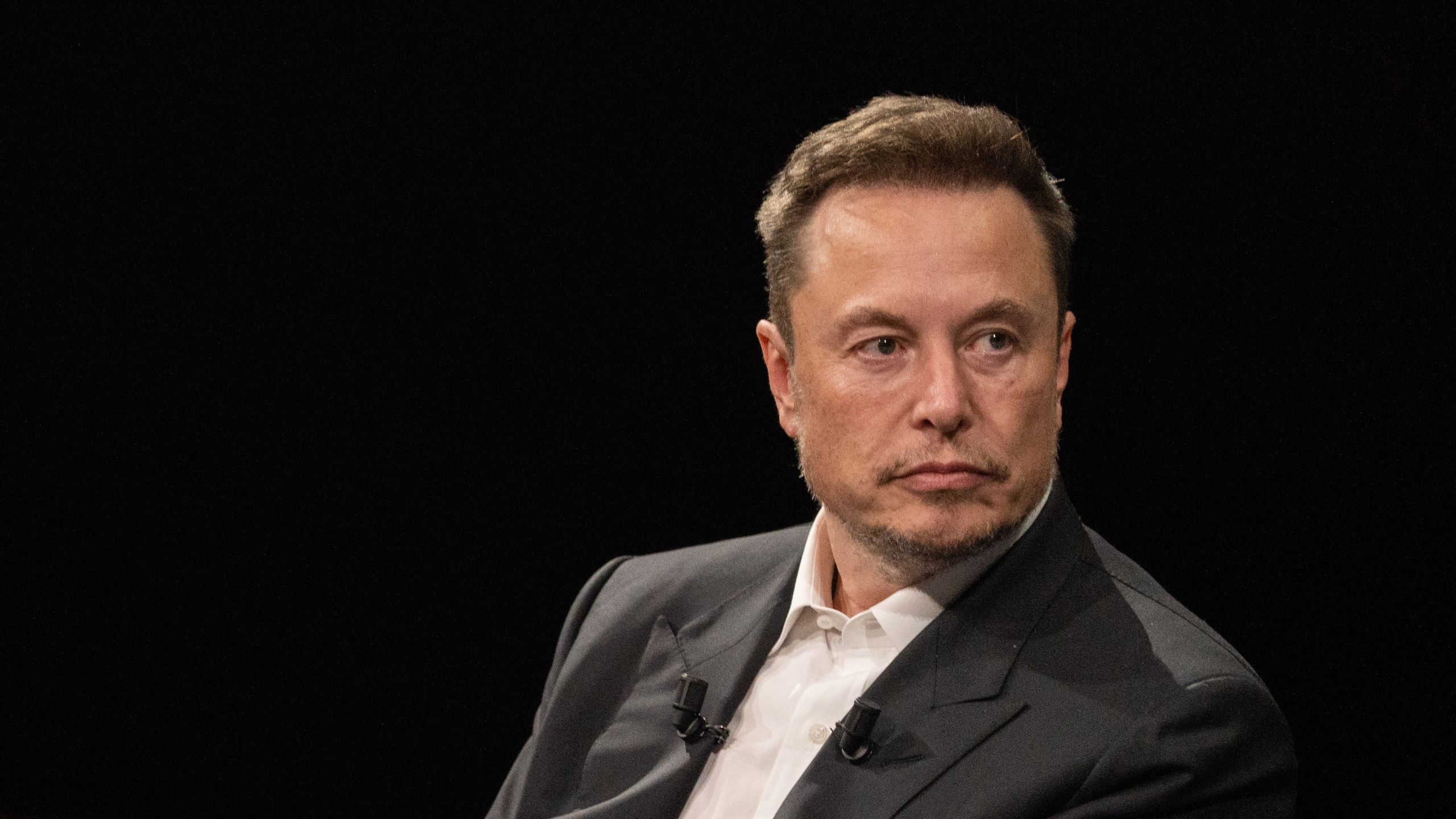 découvrez comment elon musk engage des poursuites contre openai pour vol de propriété intellectuelle, les enjeux du procès, et les répercussions sur l'industrie de l'ia.