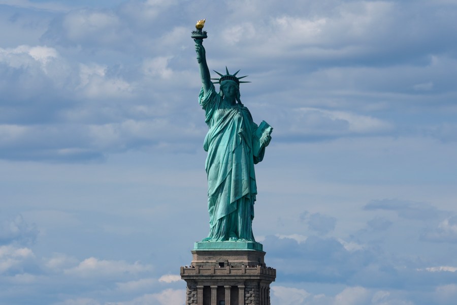 découvrez la statue de donald trump célébrant le bitcoin, une œuvre unique qui symbolise la rencontre entre politique et cryptomonnaies. informations, analyses et actualités sur cette statue insolite.