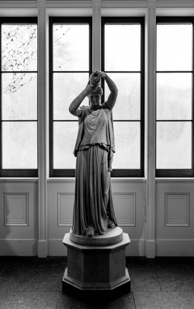 découvrez la statue représentant donald trump avec du bitcoin, une œuvre étonnante qui illustre la rencontre entre politique et cryptomonnaie. analyse, symboles et réactions autour de cette réalisation insolite.