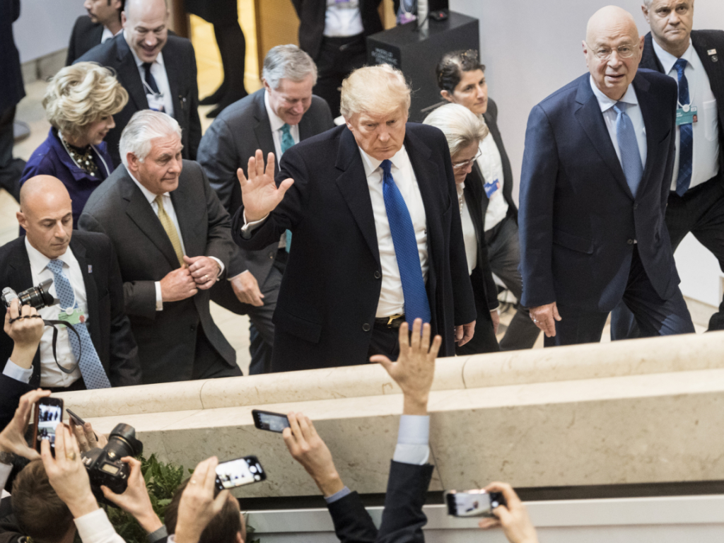 découvrez comment la suisse fait face aux défis posés par donald trump sur la scène internationale. analyse des enjeux politiques et économiques entre la suisse et l'ancien président américain.