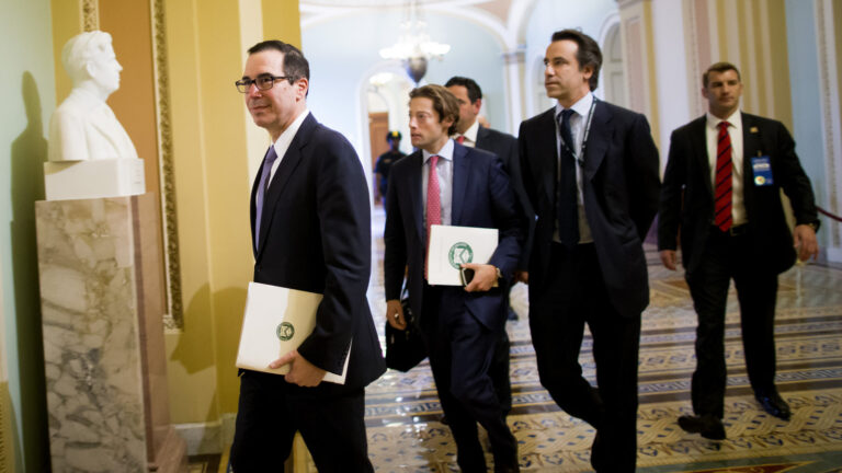 découvrez l'impact des surtaxes imposées par la loi trump : explications, enjeux économiques et conséquences pour le commerce international.