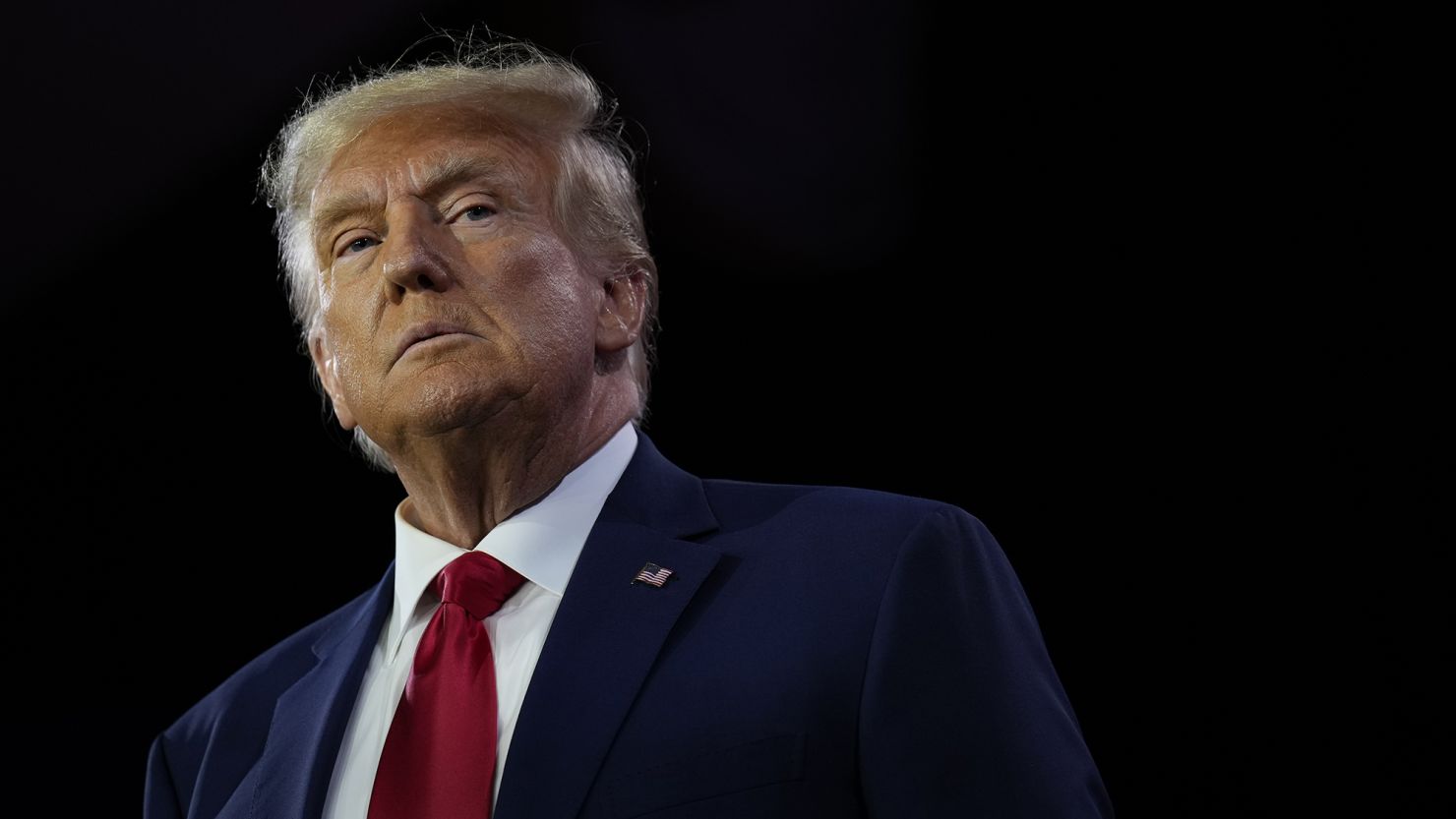 découvrez comment donald trump aborde la question de la délocalisation mondiale, ses stratégies pour préserver les emplois américains et les impacts sur l’économie internationale.