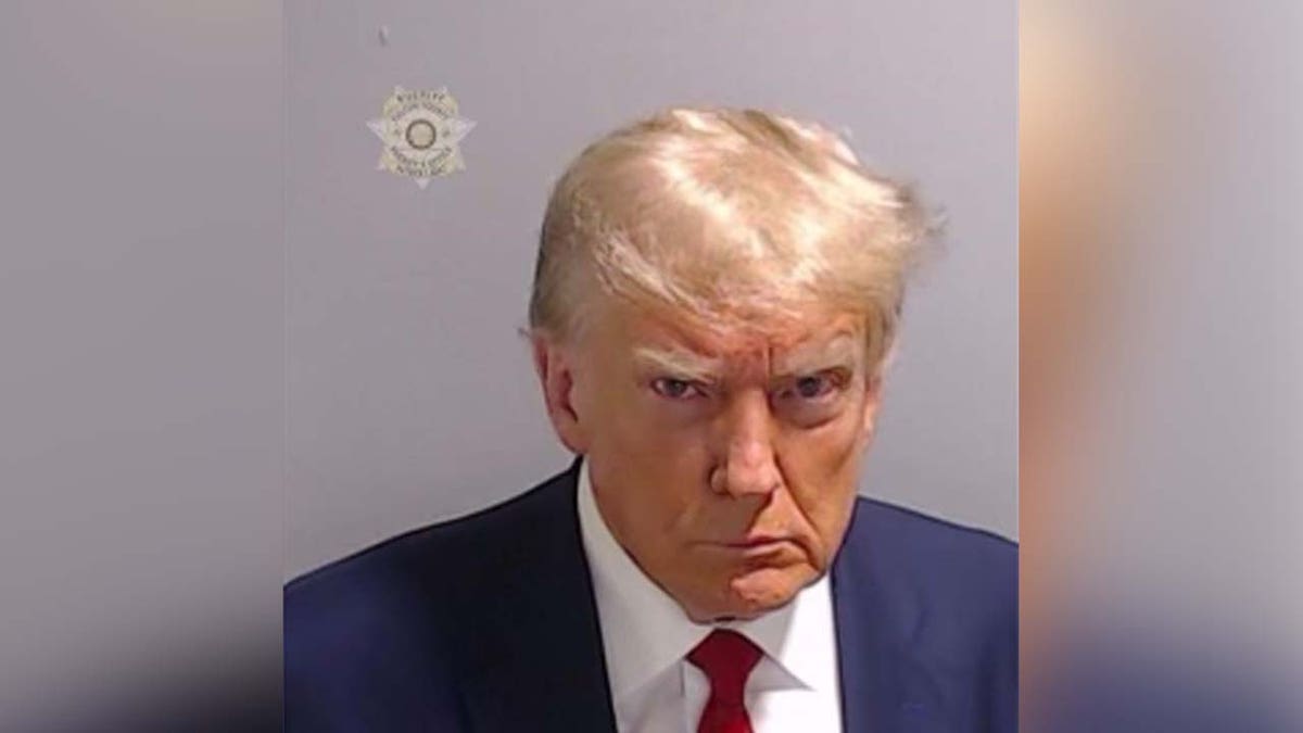 découvrez comment donald trump influence le marché du pétrole à travers ses politiques énergétiques, ses décisions géopolitiques et leur impact sur l’économie mondiale.