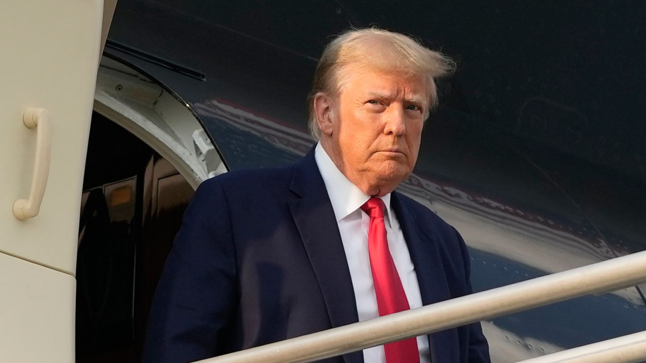découvrez les liens entre donald trump et l'industrie pétrolière : influence politique, décisions économiques et impact sur le marché du pétrole mondial.