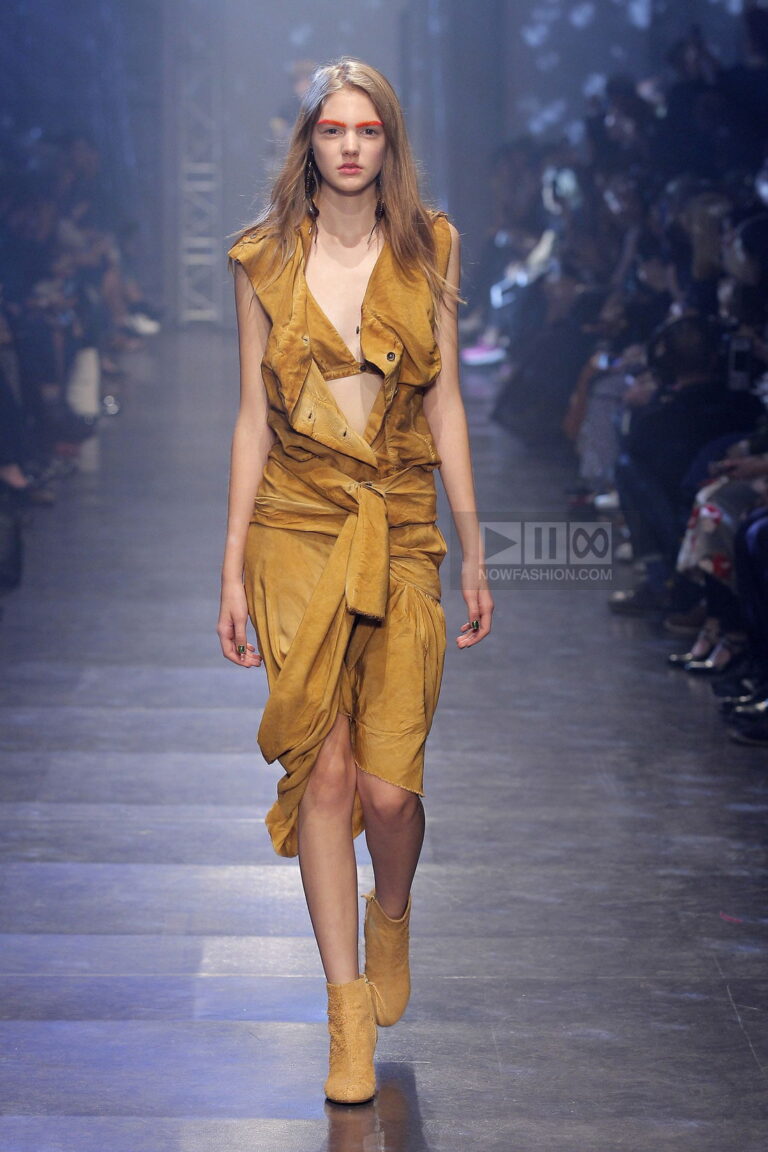 découvrez la présence remarquée de vivian wilson à la fashion week : looks audacieux, moments forts et tendances repérées lors de cet événement incontournable de la mode.