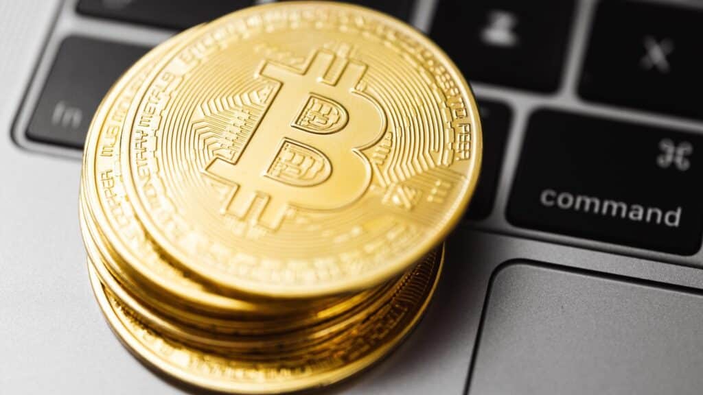 découvrez comment les décisions de la fed influencent le cours du bitcoin et l'ensemble du marché des cryptomonnaies. analyse et perspectives sur la relation entre bitcoin et politique monétaire américaine.