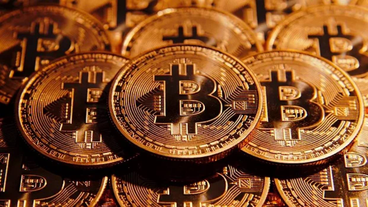 découvrez si le bitcoin ou l'or constitue la meilleure valeur refuge pour protéger votre patrimoine face aux incertitudes économiques. analyse des avantages et inconvénients de chaque option.